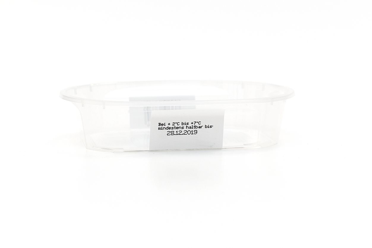 MHD-Beschriftung mit einem Etikett auf einer Kunststoff-Lebensmittelverpackung.