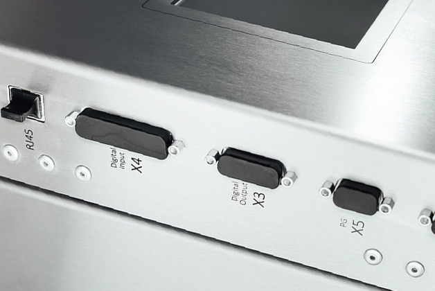 Detailaufnahme des Leibinger IQJET Industriedrucksystems mit Anschlüssen und Bedienelementen für industrielle Kennzeichnungstechnik