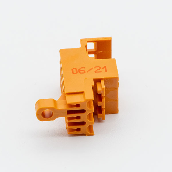 Steckverbinder mit Chargennummer