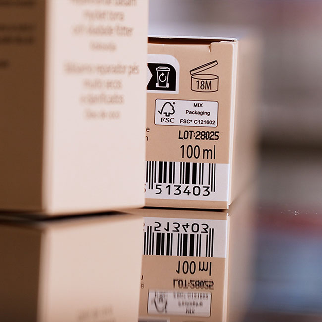 Chargennummer auf einer Umverpackung von Kosmetik