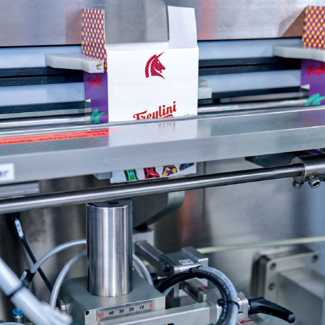 Verpackung wird von unten Beschriftet