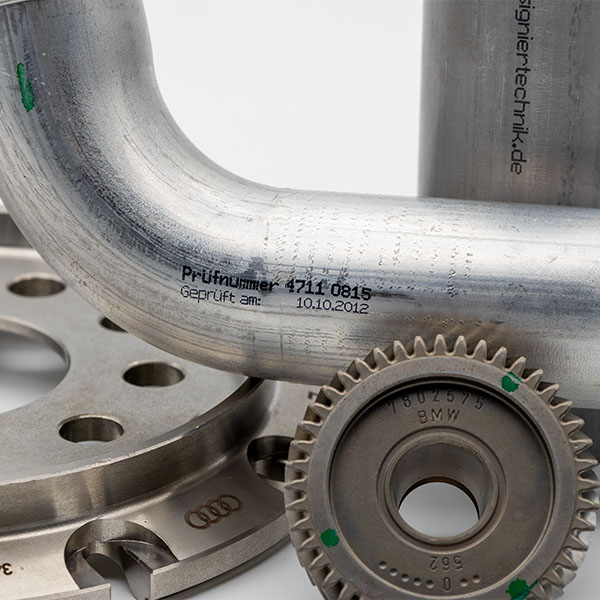 Verschieden Metallteile die Maschinenbauer beschriften und kennzeichnen