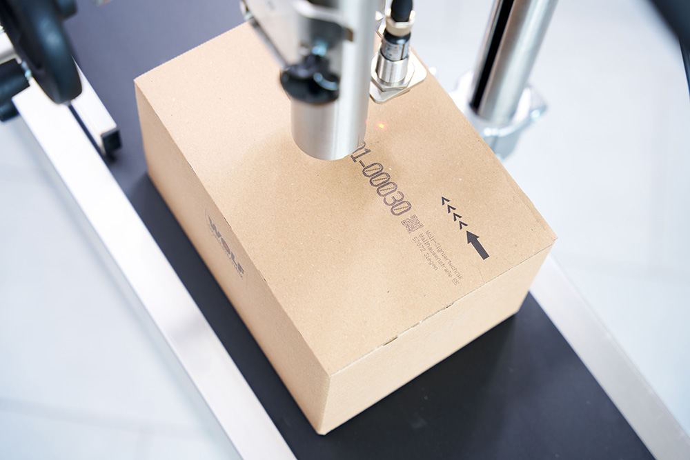 Kartonbeschriftung mit Nummer und Adresse