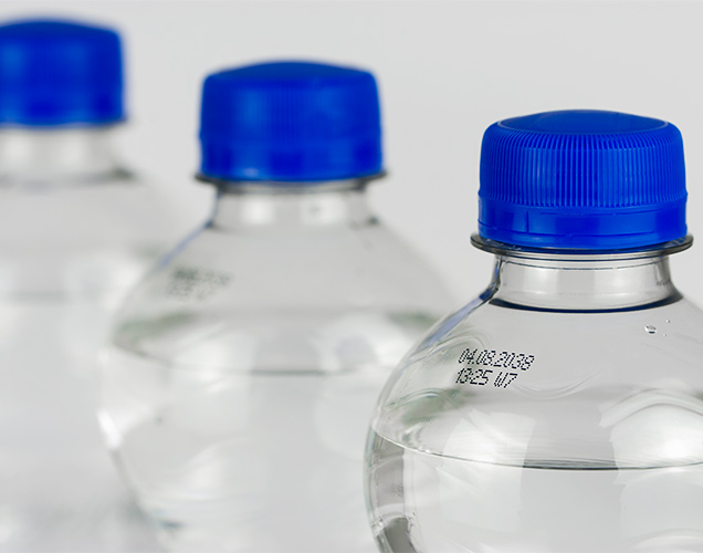 PET-Flaschen kennzeichnen: PET-Flasche mit aufgedruckter Kennzeichnung im Produktionsprozess