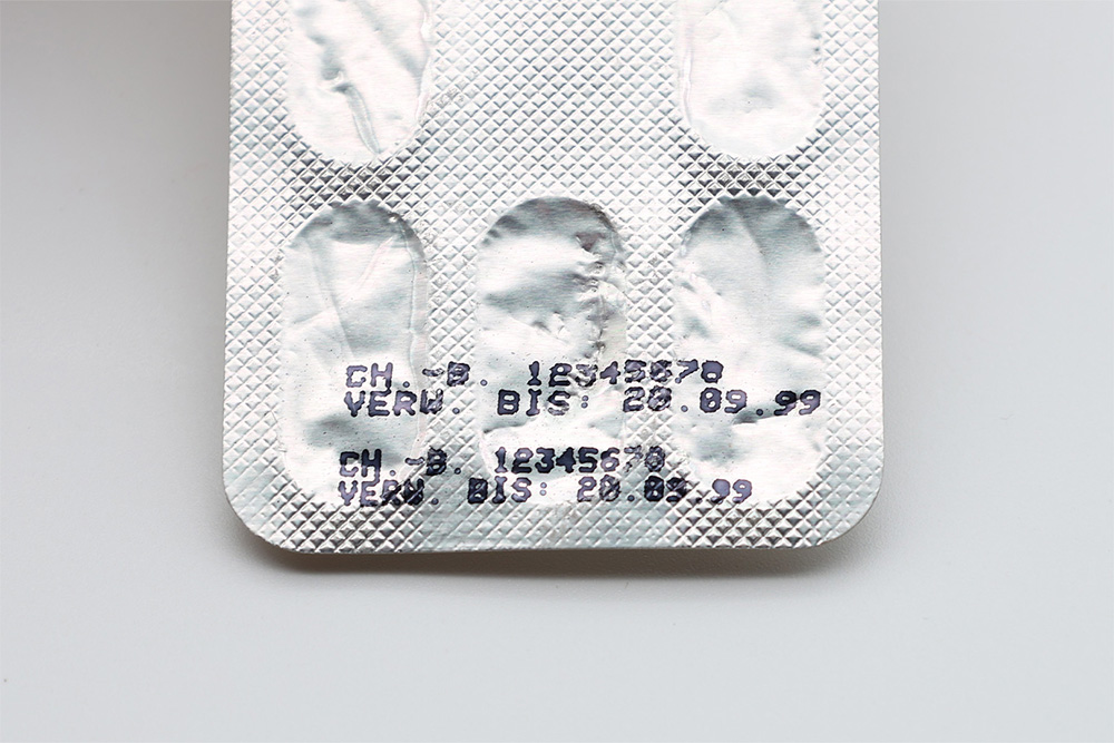Folien kennzeichnen: Blisterverpackung mit aufgedrucktem Code
