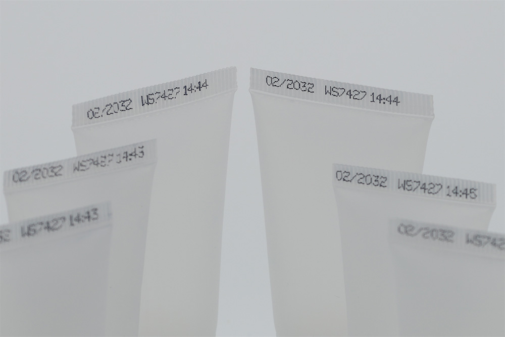 Tuben kennzeichnen: Kunststoff- und Aluminiumtuben mit aufgedrucktem Code