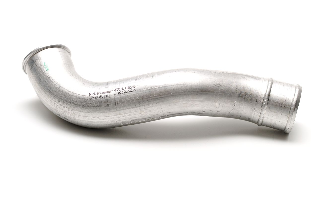 Gebogenes Metallrohr mit aufgedruckter CIJ-Kennzeichnung