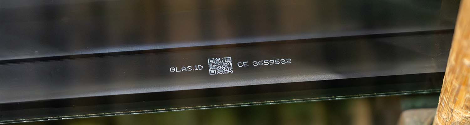 CIJ-gedruckter QR-Code auf einem Glaselement zur Kennzeichnung eines Digitalen Produktpasses.
