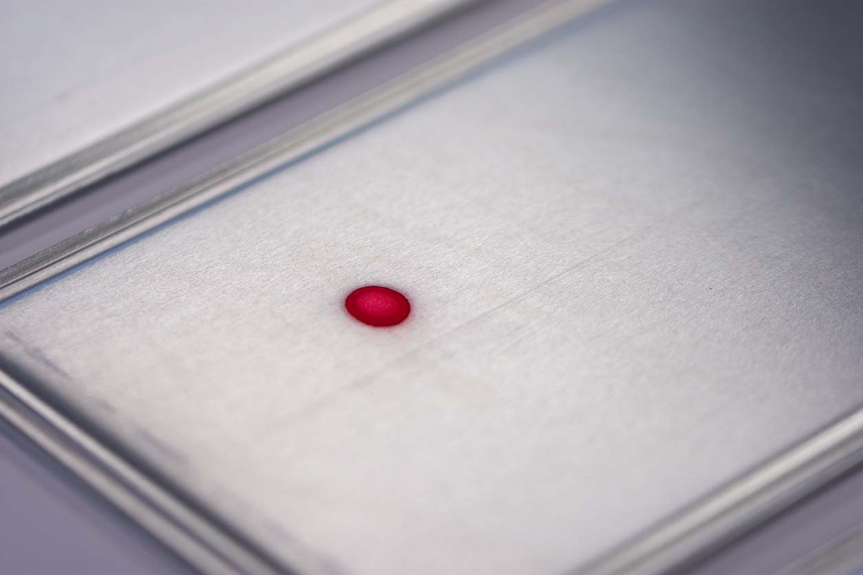 rote Fehlermarkierung auf Metallteil