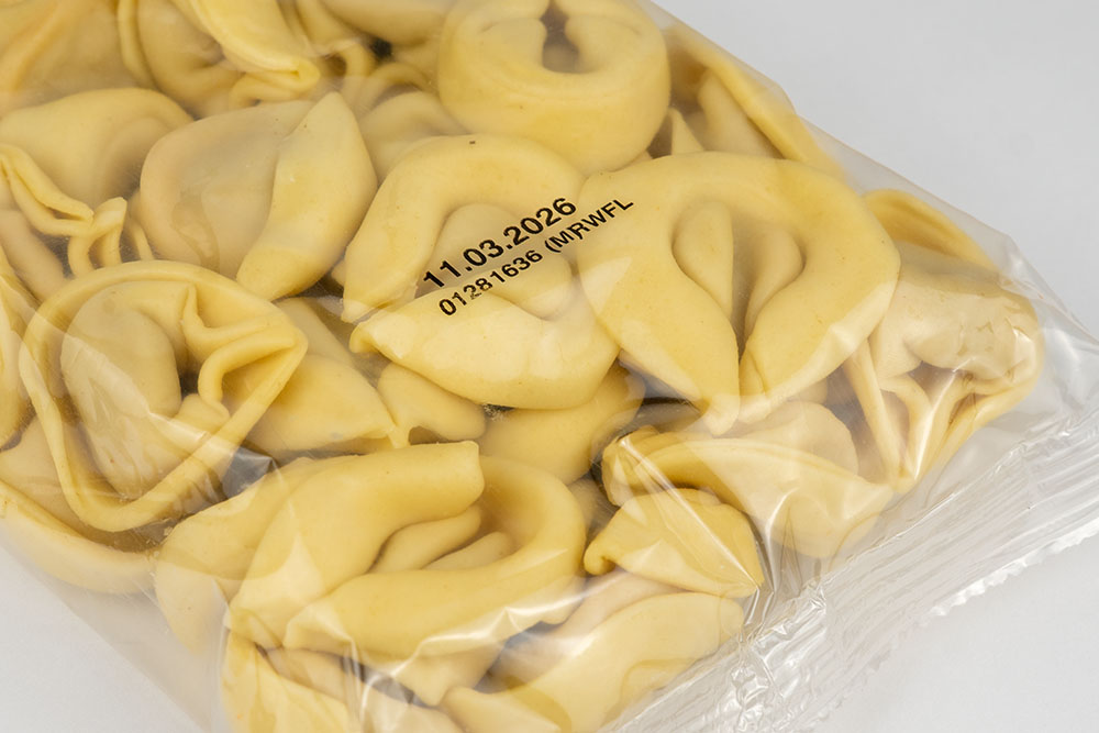 MHD und Chargendruck durch ein Thermotransferdrucker auf einem Tortellini Schlauchbeutel