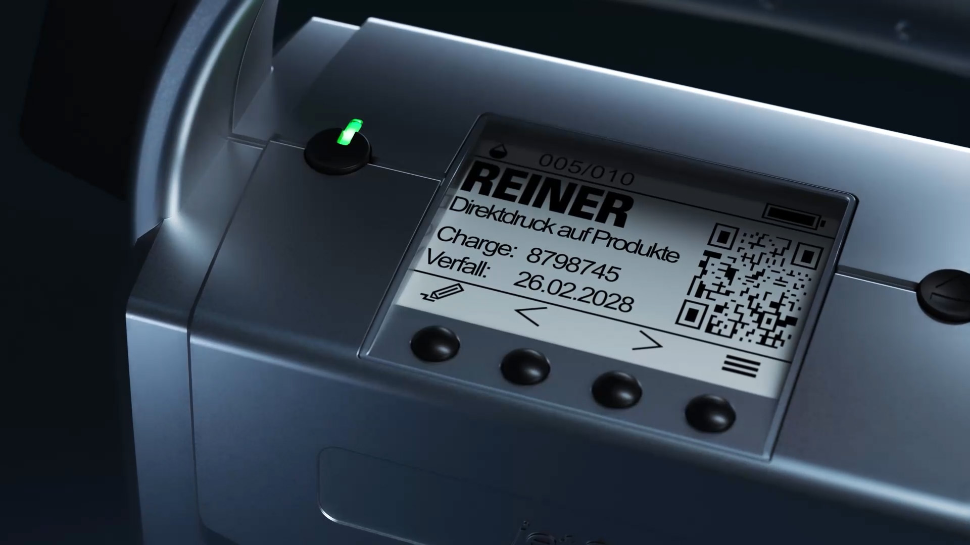 Nahaufnahme des Displays vom REINER jetStamp Sense mit QR-Code, Chargennummer und Verfallsdatum.
