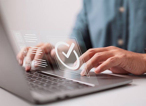 Symbolbild: Person arbeitet am Laptop – Darstellung für Laserbeschrifter Software mit Datenbankanbindung