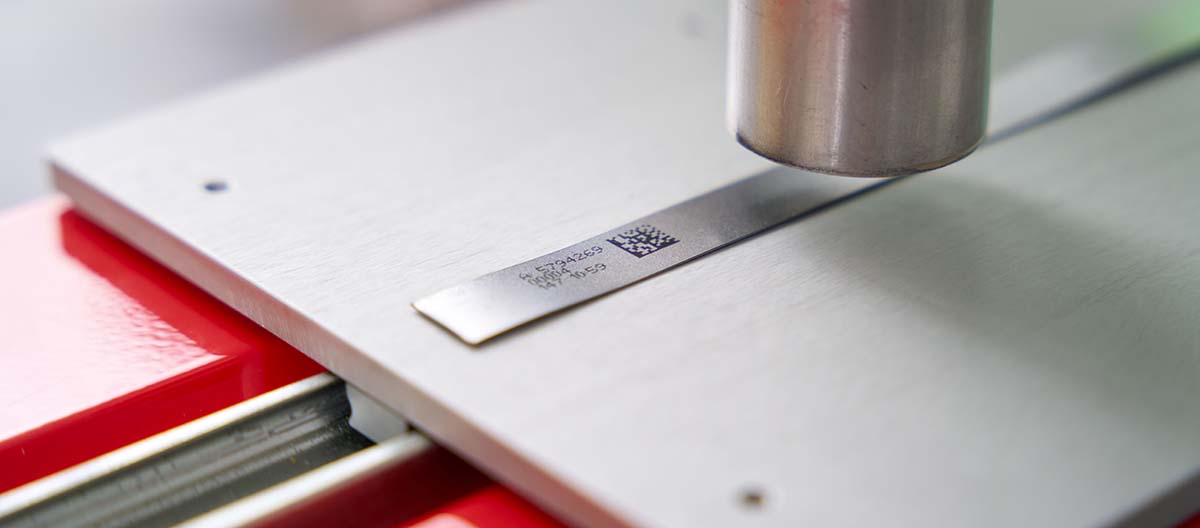 Ein Kennzeichnungssystem beschriftet ein Stahlband