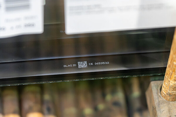 Glas.ID und QR-Code auf dem Abstandhalter einer Isolierglasscheibe zur digitalen Fensterkennzeichnung