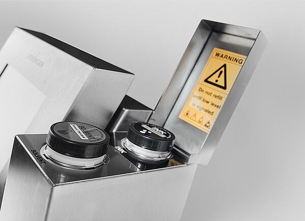 Tinten- und Lösungsmittelbehälter des Leibinger JET 3 up PI mit sicherem Nachfüllsystem und Warnhinweis