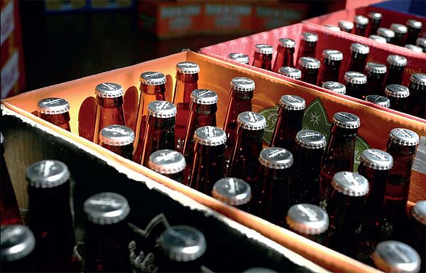 Bierkästen mit vollen Bierfaschen einer Mikrobrauerei