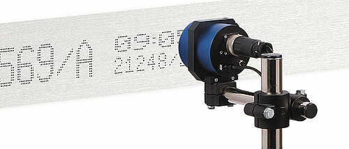 REA-Jet LC Großschriftsystem beim Bedrucken einer Oberfläche mit variablen Daten in Punktmatrix-Schrift