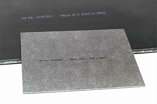 Zwei quadratische Metallplatten mit strukturierter Oberfläche, gekennzeichnet