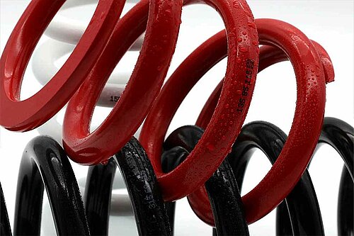 Rote und schwarze Metallfedern mit Kennzeichnung