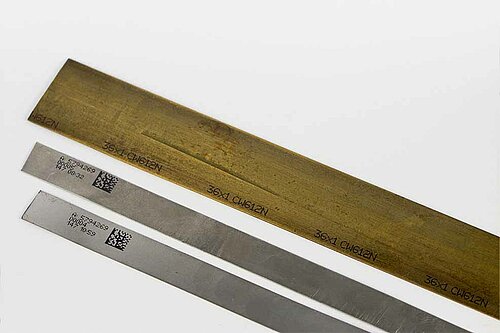 Verschiedene Metallstäbe aufgedruckter Kennzeichnung