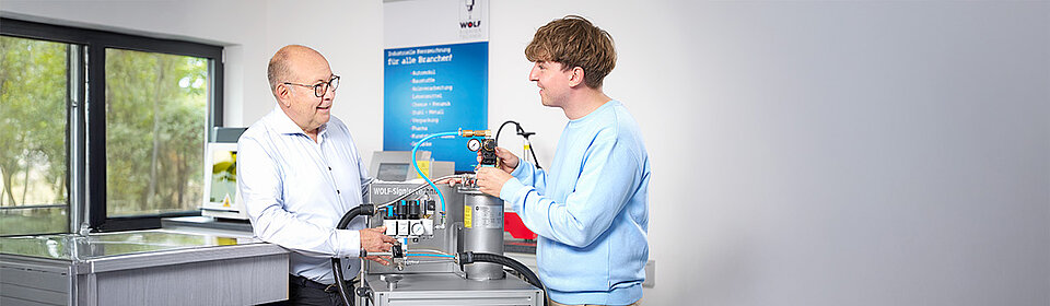 Inhaber und Mitarbeiter von Wolf Signiertechnik im Gespräch