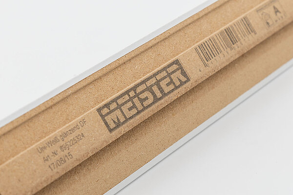 Mit TIJ bedruckte Rückseite einer Fußleiste mit Text, Logo und Barcode