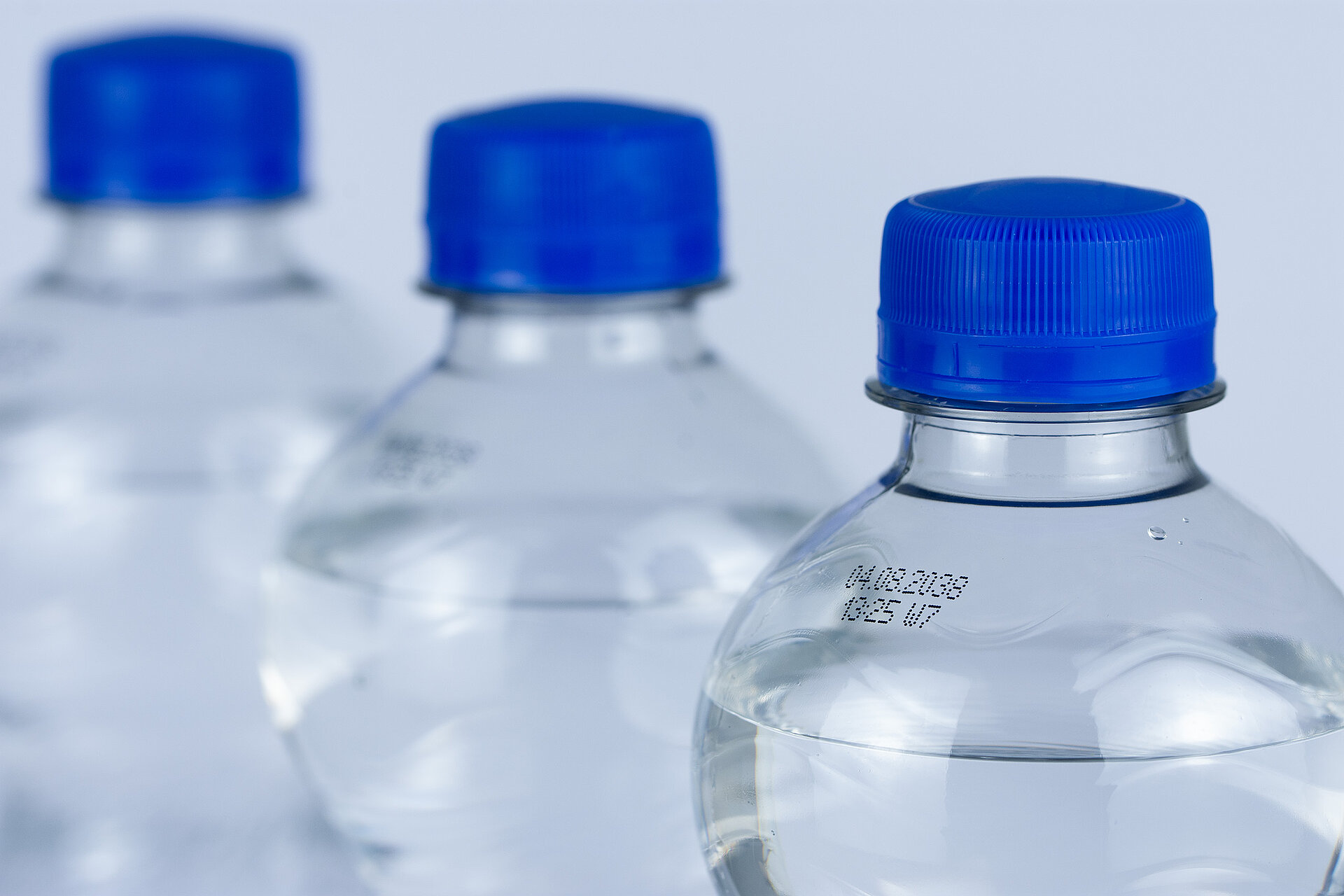 PET-Flaschen kennzeichnen: PET-Flasche mit aufgedruckter Kennzeichnung im Produktionsprozess