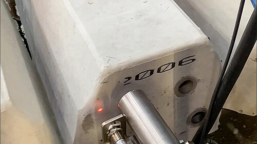 Beschriftung von einer Bahnschwelle mit einer Nummer 