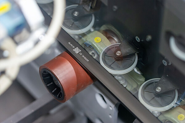 Inline-Kennzeichnung eines Abstandhalters mit QR-Code und Glas.ID während der Isolierglasfertigung