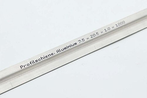 Profilschiene aus Metall mit Markierung