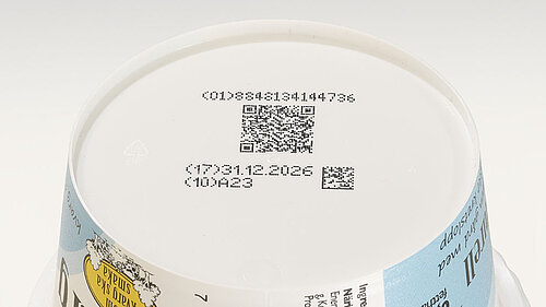 Nahaufnahme eines GS1 Digital Link QR-Codes auf einer Lebensmittelverpackung mit GTIN, Mindesthaltbarkeitsdatum und Chargennummer gemäß GS1-Standard.