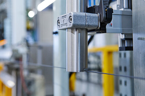 Wolf Signiertechnik Industriedrucker kennzeichnet Kabel auf einer Produktionslinie