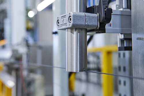 Wolf Signiertechnik Industriedrucker kennzeichnet Kabel auf einer Produktionslinie
