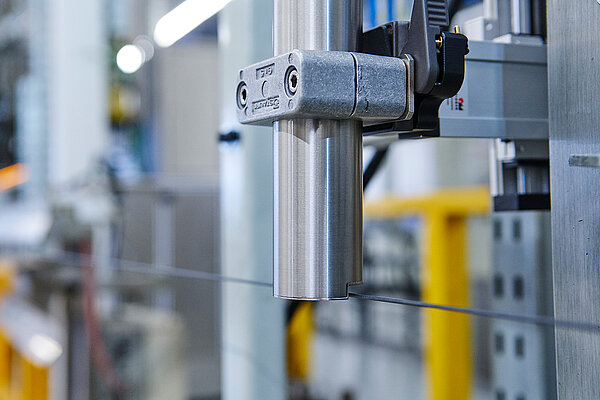 Wolf Signiertechnik Industriedrucker kennzeichnet Kabel auf einer Produktionslinie