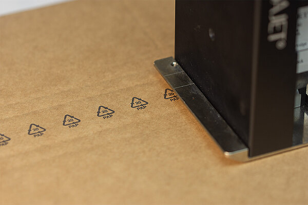 Das PAP 20 wird mit einem HSAJET MCX auf eine Wellpappe gedruckt.