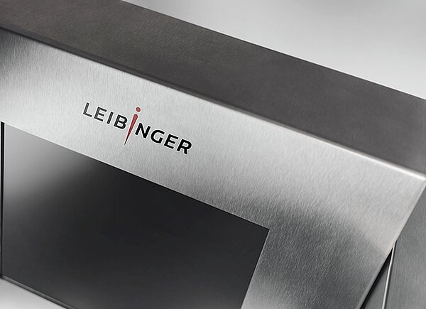 Detailansicht des robusten Edelstahlgehäuses des Leibinger JET 3 up PI mit Logo-Aufdruck