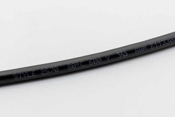 Schwarzes Kabel mit aufgedruckter CIJ-Kennzeichnung