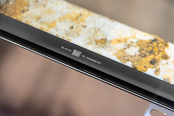 Gedruckter QR-Code mit Glas.ID auf dem Abstandhalter einer Isolierglasscheibe im Fenster