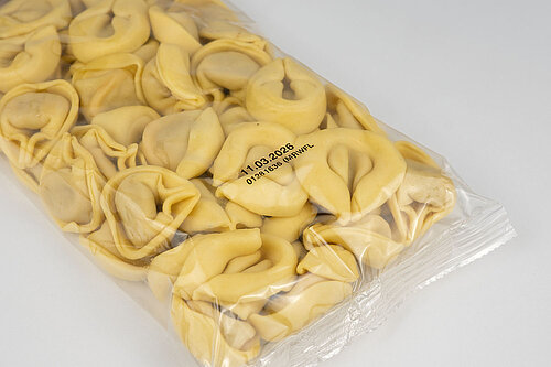 Thermotransferdrucker Kennzeichnung auf Tortellini Schlauchbeutel Verpackung mit MHD
