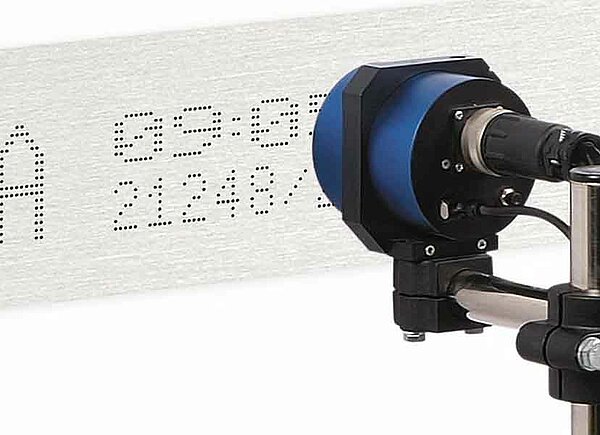 REA-Jet LC Großschriftsystem beim Bedrucken einer Oberfläche mit variablen Daten in Punktmatrix-Schrift