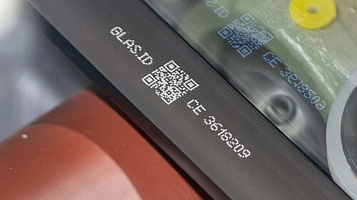 QR-Code und Glas.ID auf dem Abstandhalter einer Isolierglasscheibe zur eindeutigen Kennzeichnung im Fenster