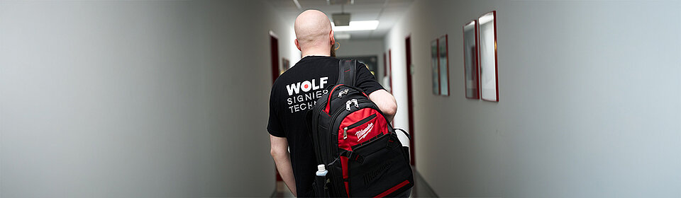 Service-Mitarbeiter von Wolf Signiertechnik auf dem Weg zur Kundenbetreuung