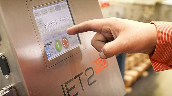 Hand am Touchscreen eines Leibinger JET 2 NEO Kennzeichnungsdruckers