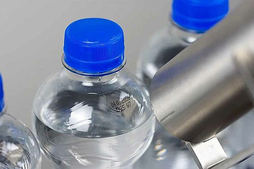 Bedrucken einer PET-Flasche mit Kennzeichnungssystem von Wolf Signiertechnik