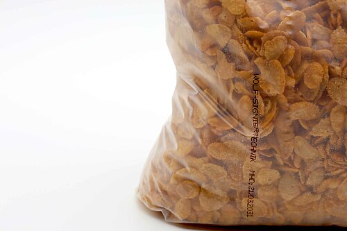 Durchsichtige Kunststofftüte mit Cornflakes, mit Aufdruck gekennzeichnet