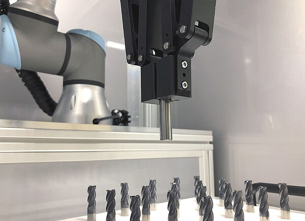 Automatisierte Werkzeugaufnahme mit Robotertechnik | WOLF-Signiertechnik