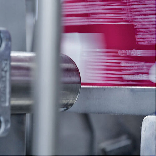 Beschriftungsvorgang einer Lebensmittelverpackung