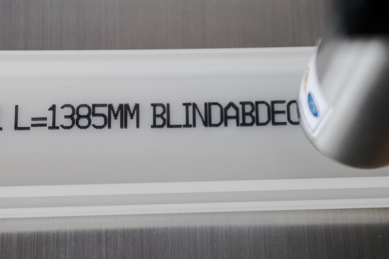 Mit schwarzer Schrift gekennzeichnete Blindabdeckung aus Plastik