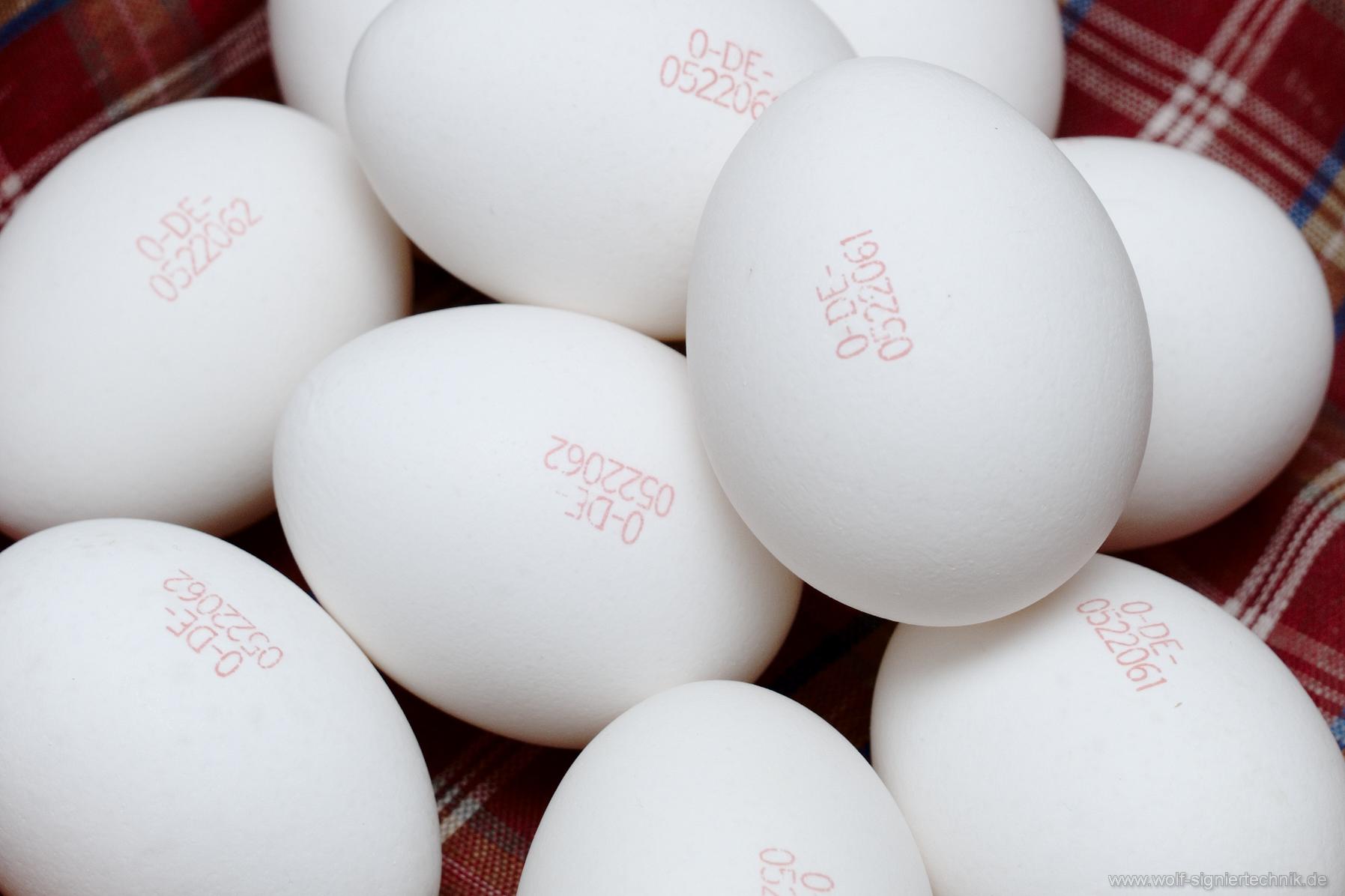 Mit roter Schrift gekennzeichnete weiße Eier aus Siegen-Freudenberg