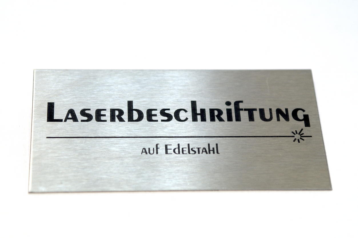 Laserbeschriftung auf einem Edelstahlblech/Edelstahlschild